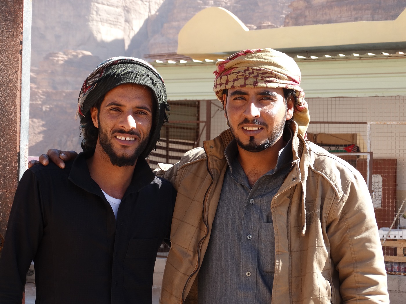 beduinii din Wadi Rum | Mehedi in stanga si ghidul nostru in dreapta |