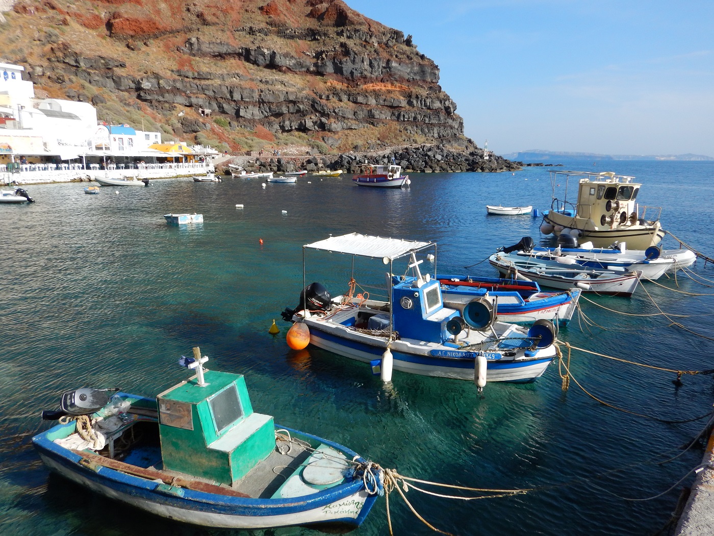 barci colorate | taverne | Amoudi Bay |