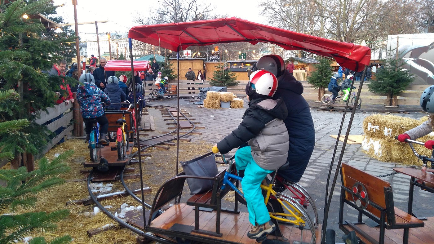 atractii piata de craciun karlsplatz |