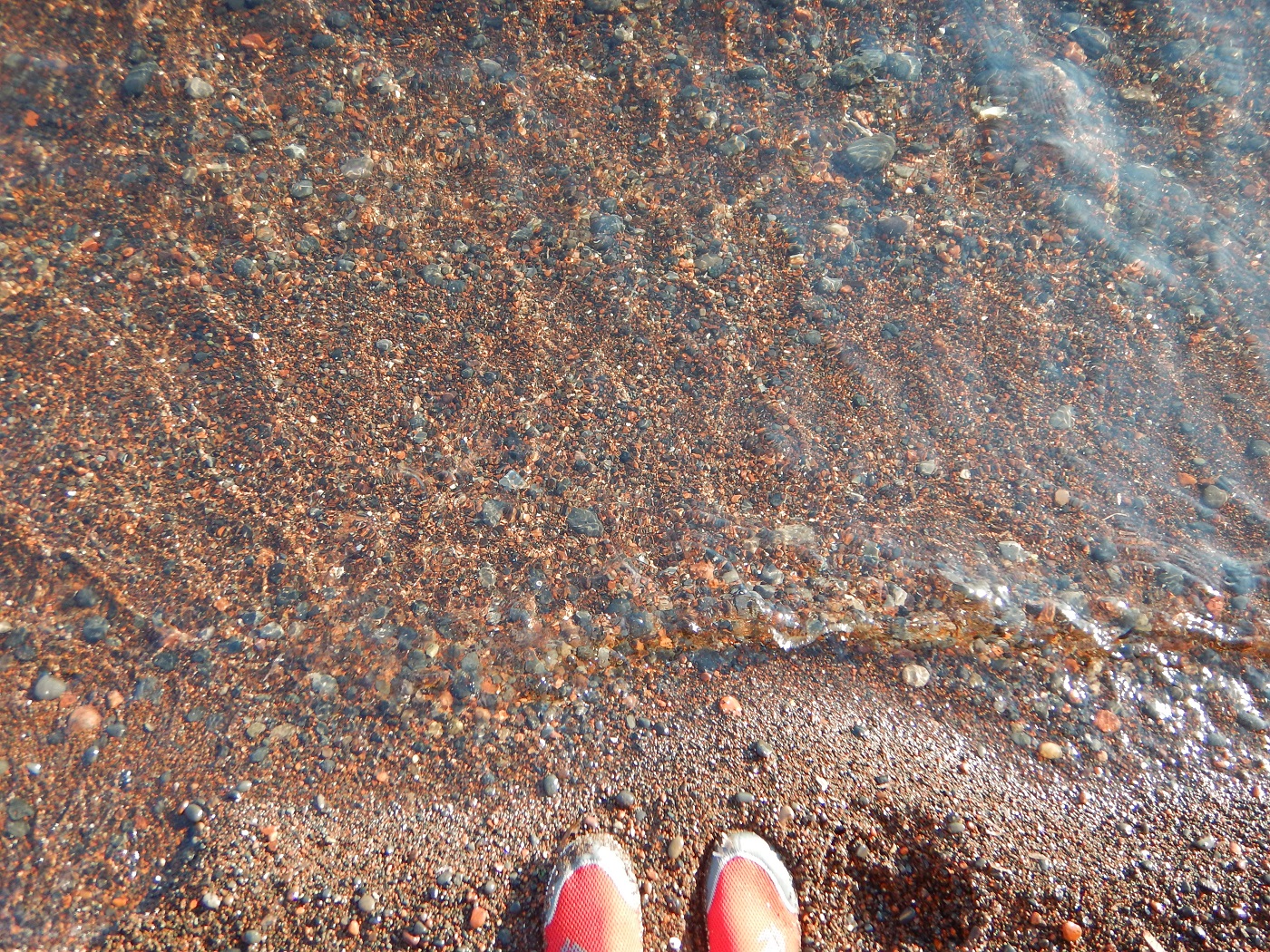 Red beach Santorini | calatorul multumit |