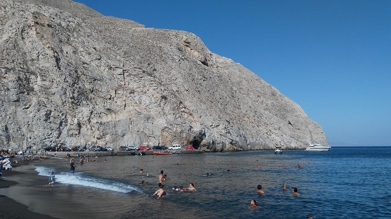 plaja cu nisip negru Santorini | plaje cu nisip vulcanic |