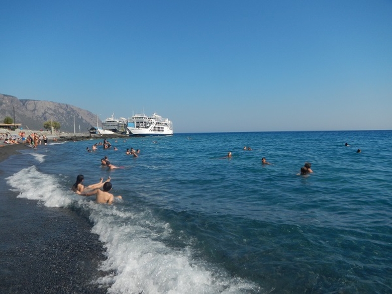 Plaja Agia Roumeli | plaja nisip negru | plaja Creta | Calatorul multumit |