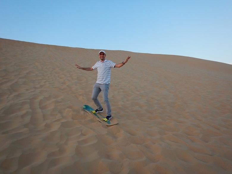 Sandboarding desert | activitati in vacanta |