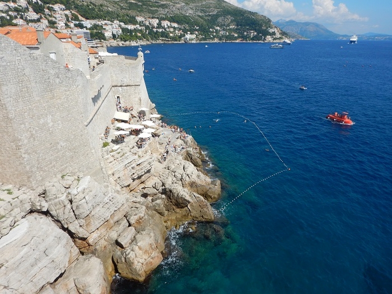 plaja si beach bar dubrovnik | stanci Dubrovnik | peisaje peste mare | Calatorul multumit |