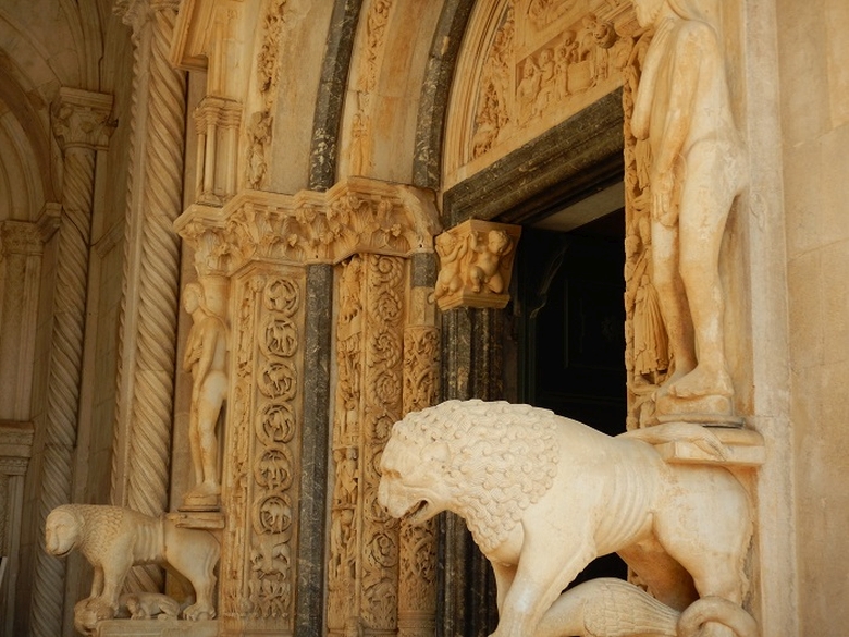detalii intrare catedrala | Calatorul multumit