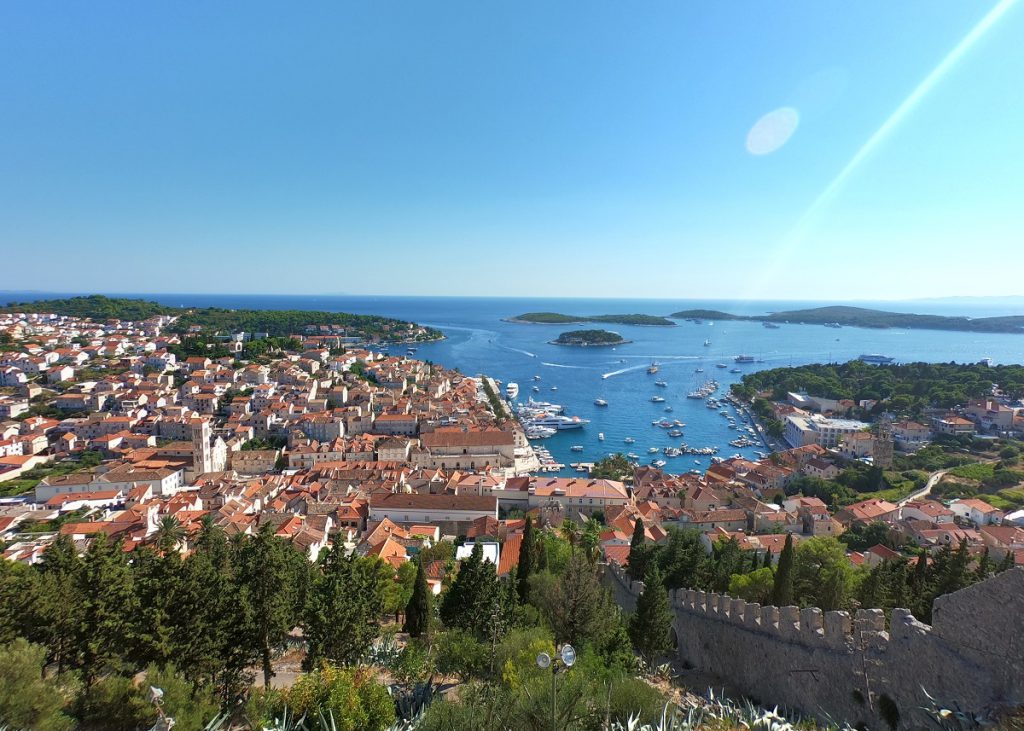 Multumit Descopera Hvar Town de pe insula Hvar, Croatia - Calatorul Multumit