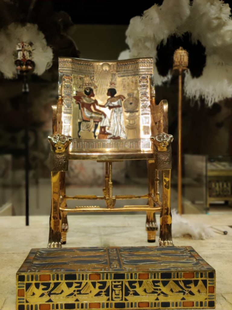 tronul lui Tutankhamon | exponate Egiptul Antic | tronul de aur al faraonului |