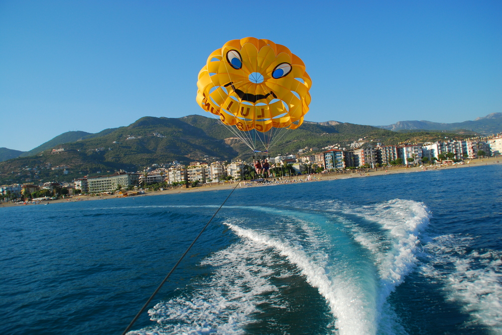 parasailing | sporturi pe apa | distractie in Turcia | Calatorul Multumit |