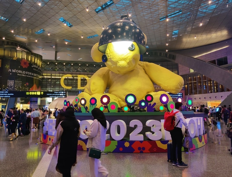 aeroportul din doha | ursul din doha aeroport | ursul galben Doha aeroport | escala Doha |