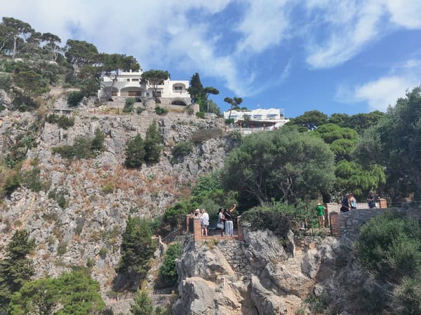 Multumit Plaje si atractii din Capri - Calatorul Multumit